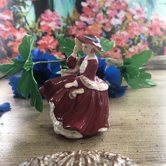 Royal Doulton “Top O’ The Hill” HN3499 Miniature - Picture 1 of 6